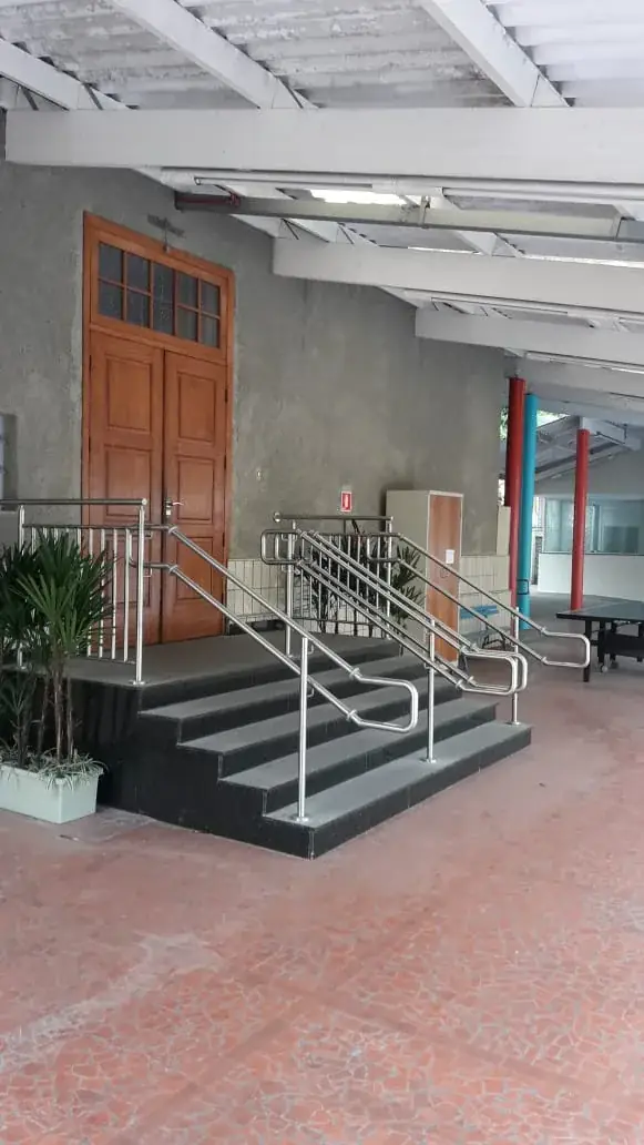 Corrimão duplo em aço inox em acesso institucional com degraus