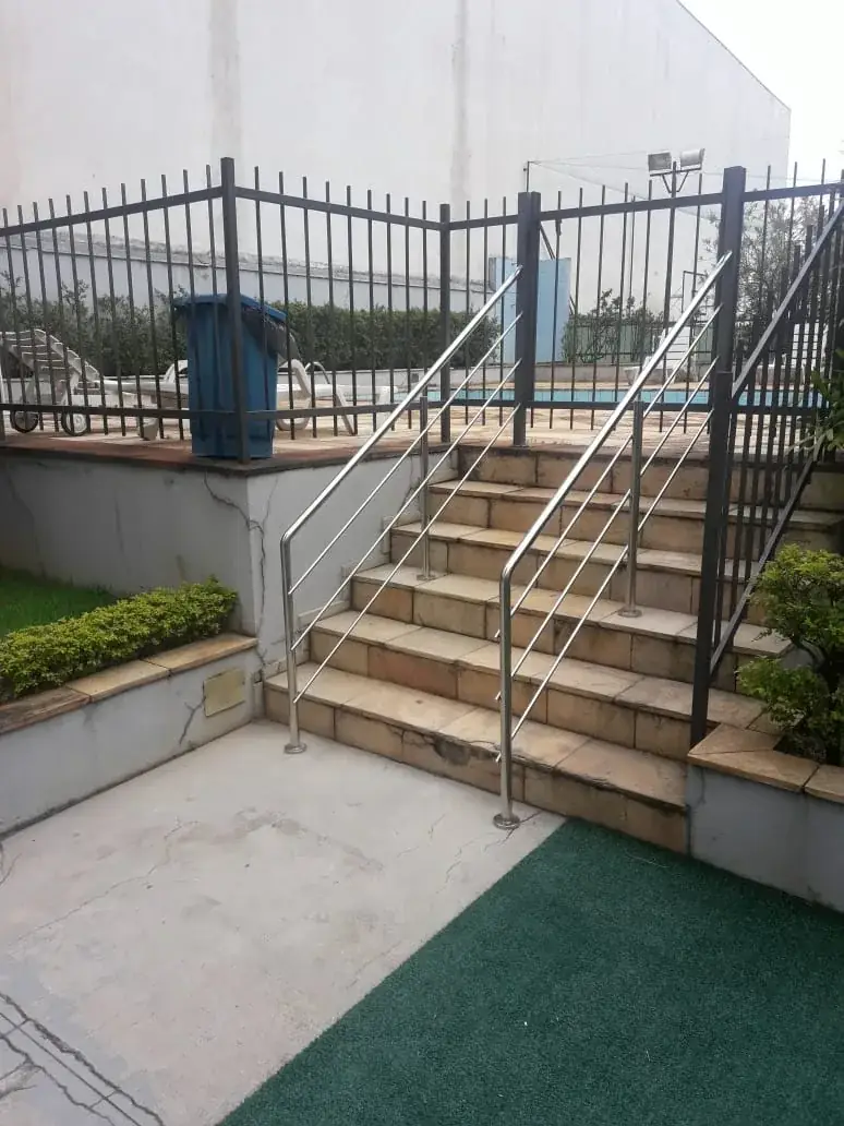 Guarda-corpo em aço inox em escada de área externa junto à piscina